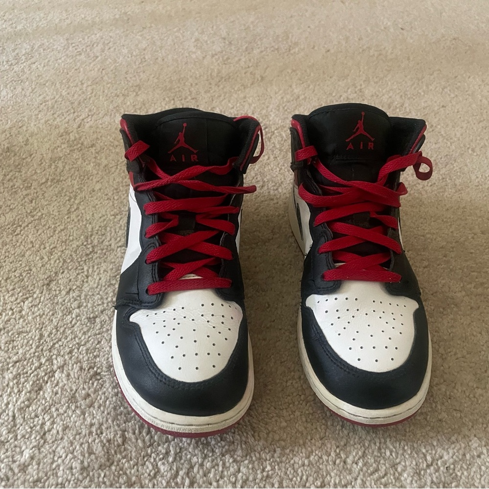 Big Kids' Air Jordan 1 Mid - Color Black | Varsity Red | White; size 5.5Y